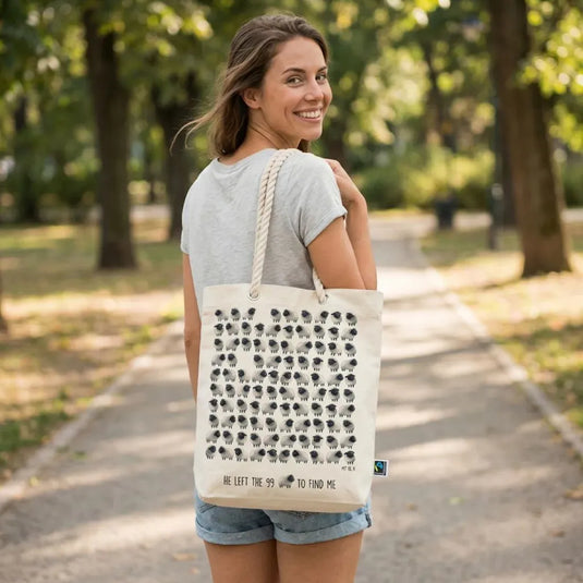 Mladá žena s kresťanskou plátenou takou s potlačou ovečiek.